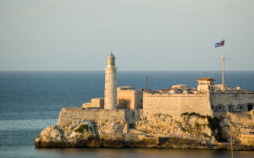 Đi dạo dọc cảng Havana: Malecón là con đường chính lớn nhất ở thủ đô Havana chạy dọc bờ biển Carribe, trong tiếng Tây Ban Nha nghĩa là đường đá ven biển hoặc đê biển. Malecón dài khoảng 8km nối từ cảng chính, chạy men phần trung tâm phía bắc thành phố, nối với khu đô thị và hành chính mới Vedado ngay cạnh đó. Từ đây, bạn có thể nhìn thấy lâu đài Morro (Castillo de los Tres Reyes Magos del Morro) được xây dựng từ thế kỷ 17, là pháo đài có vẻ ngoài đầy ấn tượng canh gác cho lối vào của vịnh Havana. Gần đó là bến cảng lớn nhất châu Mỹ Latin Fortaleza de San Carlos de la Cabaña thế kỷ 18. 