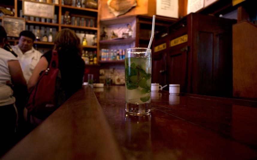 Nhấm nháp một ly mojito ở chính nơi nó được sinh ra: La Bodeguita del Medio là nơi nổi tiếng nhất cho các loại đồ uống ở Cuba, một phần do đây là nơi được nhiều người nổi tiếng ghé thăm như Salvador Allende, Pablo Neruda và Ernest Hemingway), và quan trọng hơn, đây chính là nơi mojito ra đời. Đây cũng là món khoái khẩu của James Bond trong tập phim Die Another Day.