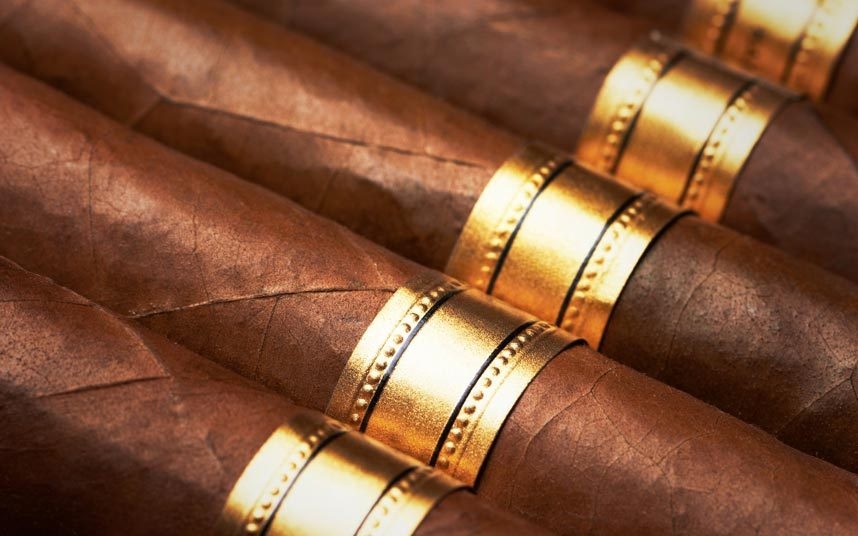 Thưởng thức một điếu cigar Cuba nổi tiếng: Cigar huyền thoại của Cuba có thể sẽ trở nên phổ biến trên toàn thế giới sau khi lệnh cấm vận được dỡ bỏ, nhưng ngay cả người không hút thuốc cũng sẽ muốn thử một lần ngay trên quê hương của nó. Khách sạn Conde de Villanueva có cửa hàng bán cigar nổi tiếng mang tên La Casa del Habano, đây cũng là nguồn cung cấp chính thức ở Cuba, chỉ mất 5 phút đi bộ từ bến cảng. Vào tháng 2, Havana còn tổ chức lễ hội cigar thường niên tại đây.