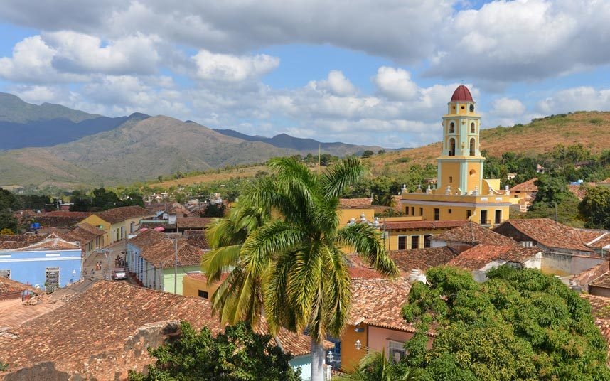 Ghé thăm thành phố thuộc địa Trinidad: Trinidad là một trong những thành phố được bảo tồn tốt nhất ở khu vực Caribbean từ khi mía đường là ngành công nghiệp và thương mại chủ chốt trong quá khứ. Đây được coi là “viên ngọc quý” nằm giữa rặng núi Escambray và bờ biển Caribbean. Ngoài cây mía, Trinidad còn nổi tiếng với ngành công nghiệp thuốc lá. Khu thành cổ lưu giữ nhiều nét tinh tế,  khiến Trinidad được ví như một bảo tàng mà không cần đến bàn tay sắp đặt nào. Du khách đến đây sẽ lạc vào thế giới kiến trúc thuộc địa Tây Ban Nha của 500 năm trước. Trong thành phố là những con đường rải sỏi cuội, những căn nhà màu tùng lam với giậu cửa và hàng rào được uốn bằng thép điệu đà, cùng những cung điện, quảng trường tuyệt đẹp.