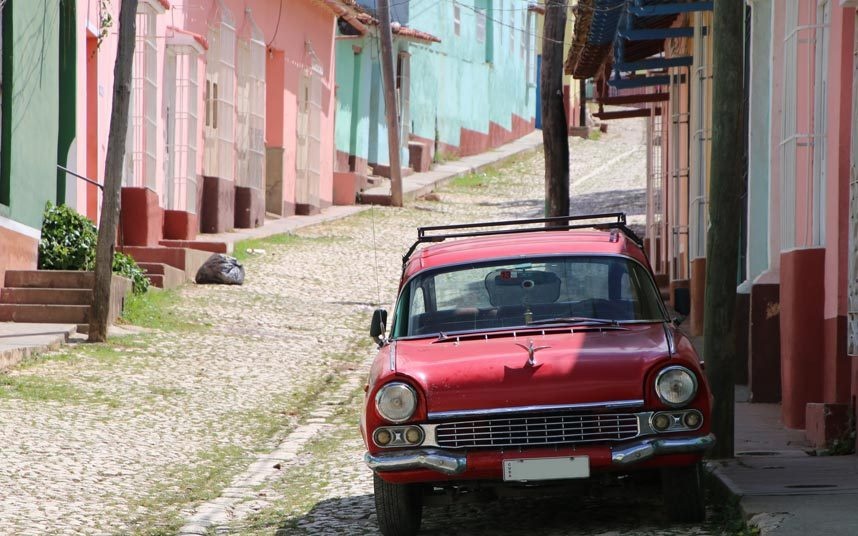 Baracoa, một thời thuộc địa: Baracoa là đô thị ở tỉnh Guantánamo ở cực đông của Cuba. Đô thị này được thống đốc đầu tiên của Cuba thành lập năm 1511, là khu thuộc địa Tây Ban Nha cổ nhất ở Cuba và cũng là thủ phủ đầu tiên. Đây là nơi Christopher Columbus đổ bộ vào Cuba năm 1492. Baracoa nằm bên bờ vịnh Bahía de Miel, được bao quanh bởi một dãy núi rộng lớn, khiến nó khá cô lập với bên ngoài. Thị trấn với những con đường rải sỏi, những tòa nhà một tầng, âm nhạc đầy sôi nổi, người địa phương hiền hòa, thân thiện tạo một cảm giác rất dễ chịu và thanh thản. Những bãi biển hẻo lánh bên khu rừng nhiệt đới, nhìn ra dãy núi El Yunque là khung cảnh tuyệt vời cho những người yêu thiên nhiên. Ngoài ra, nơi đây nổi tiếng với nền ẩm thực phong phú, nổi tiếng là món bánh cucurucho được làm từ các loại trái cây, dừa, mật ong được gói trong lá cọ.