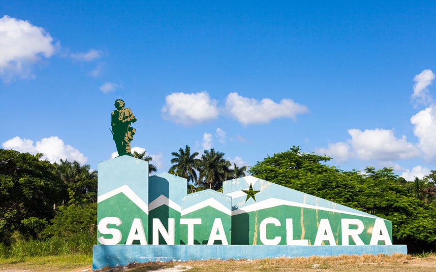 Tượng đài Che Guevara bằng đồng cao 7 m: Tại thành phố Santa Clara, thủ phủ của tỉnh Villa Clara, miền trung Cuba là nơi tọa lạc của một công trình trứ danh: lăng Che Guevara. Đây là nơi gìn giữ hài cốt của nhà cách mạng người Argentina nổi tiếng Che Guevara cùng 29 chiến hữu của ông sau khi họ bị giết hại năm 1967 trong cuộc khởi nghĩa vũ trang nổi dậy ở Bolivia.