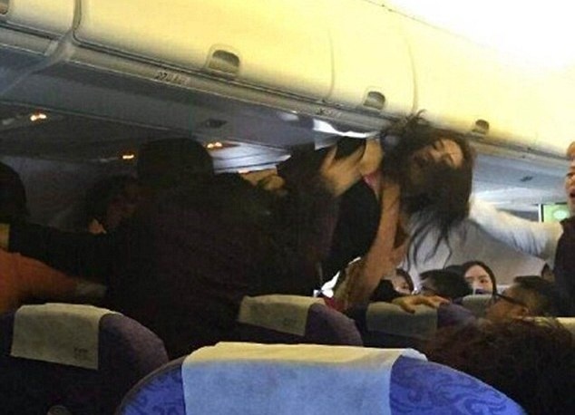 Hanh khach Trung Quoc danh nhau tui bui tren khong hinh anh