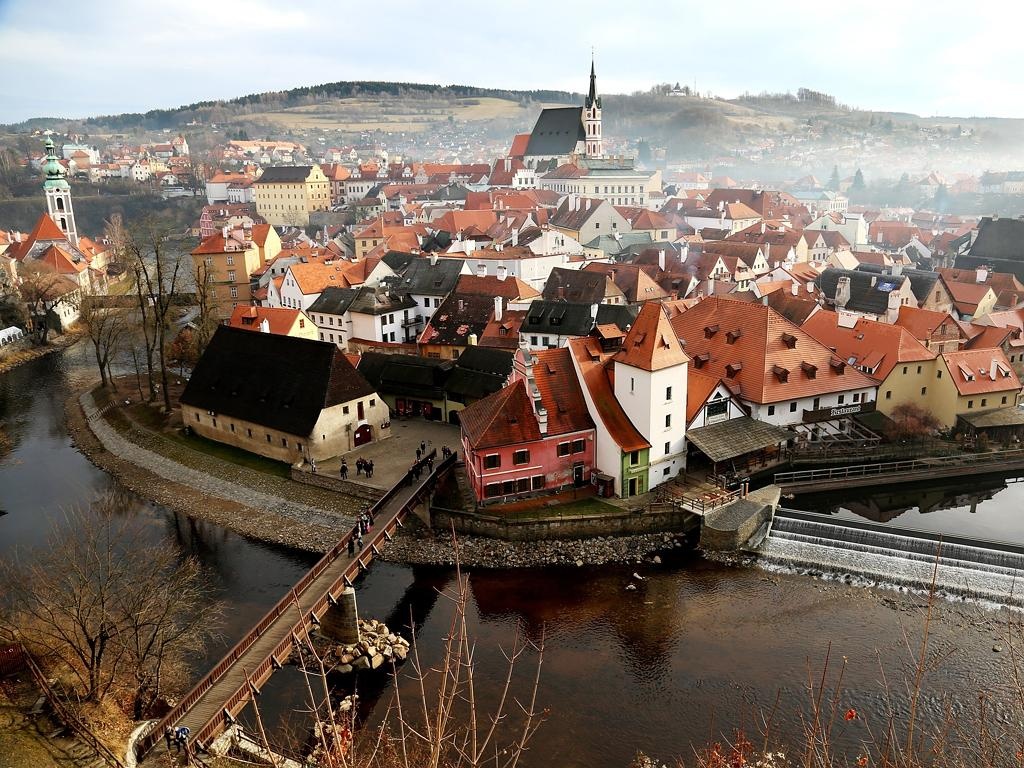 Thị trấn nhỏ xinh Český Krumlov, South Bohemian, CH Séc trong màn sương (Ảnh: Duowen Chen)