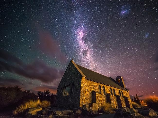 Bầu trời đêm đầy sao trên mái vòm nhà thờ ở Tekapo, New Jealand (Ảnh: Sebatian Warneke)