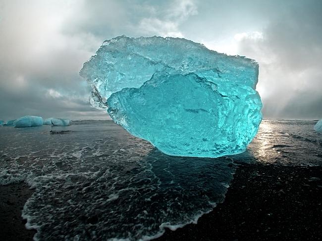 Băng giá ở hồ Jökulsárlón, hồ sông băng lớn nhất Bắc Đại Tây Dương. (Ảnh: Sam Morris)