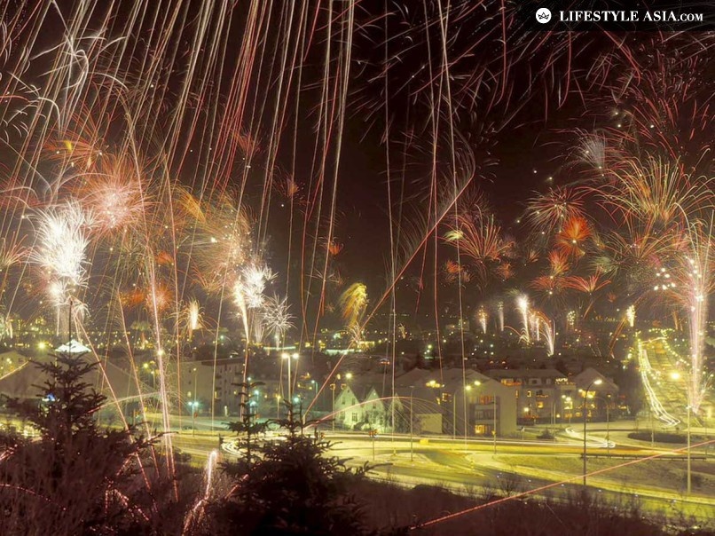 Reykjavek, Iceland: Không chỉ nổi tiếng với những cảnh băng giá và cực quang kỳ vĩ, Iceland còn nổi tiếng với màn bắn pháo hoa đêm giao thừa. Ở Reykjavek, sau khi mặt trời lặn khoảng lúc 4h chiều là các màn trình diễn pháo hoa kéo dài nhiều giờ liền cho tới nửa đêm. Mỗi năm ở đây bắn khoảng 500 tấn pháo hoa, làm cho thành phố lung linh suốt từ chiều tối đến giao thừa. Ngay cả các club cũng hoạt động khá muộn vào đêm giao thừa, “đêm” ở đây bắt đầu từ 5h sáng.