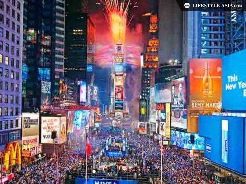 New York, Mỹ: Hình ảnh thả quả cầu pha lê và bắn pháo hoa tại quảng trường Thời Đại từ lâu đã trở thành biểu tượng của New York. Pháo hoa ở đây được coi là một trong những màn đẹp nhất hành tinh, nhưng ấn tượng hơn phải nói đến quả cầu pha lê có đường kính 3,6m, nặng 5,4 tấn, được tạo bởi 2.688 miếng pha lê hình tam giác của công ty sản xuất pha lê nổi tiếng Waterford Crystal tại Ireland. Quả cầu được thắp sáng lung linh bởi 32.256 bóng đèn LEDs của hãng Philips Luxeon, tạo ra hơn 16 triệu màu sắc và hàng tỷ hình hoa văn, biến quảng trường Thời Đại thành một kính vạn hoa khổng lồ. Từ năm 1907 vào đúng thời khắc giao thừa, quả cầu được thả từ nóc tòa tháp One Times Square để đếm ngược thời gian chào năm mới.