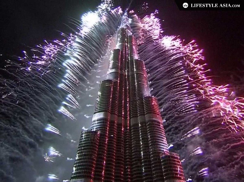 Dubai, Tiểu vương quốc Ả rập thống nhất: Dubai đã lập kỷ lục thế giới về màn pháo hoa lớn nhất vào đêm giao thừa năm ngoái với 479.651 quả trong vòng 6 phút, bao phủ hơn 95 km mặt biển. Một nhóm gồm hơn 1.000 chuyên gia và 200 thợ làm pháo hoa đã phải mất 10 tháng chuẩn bị và hơn 5.000 giờ làm việc để tạo ra số pháo hoa đó. Điểm xem pháo hoa lý tưởng ở đây là khách sạn Armani, nằm trong tòa nhà cao nhất thế giới Burj Kalifa.