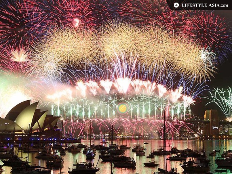 Sydney, Australia: Hơn 1 tỷ người chờ đón xem pháo hoa tại Sydney trên tivi vào đêm giao thừa mỗi năm, nhưng phải tận mắt chứng kiến tại cầu cảng Harbour mới thấy độ ngoạn mục của nó. Đoàn diễu hành ánh sáng ở cầu cảng bao gồm 52 tàu, cùng 3.000 tàu khác đậu rải rác khắp cảng. Cầu được trang trí bằng 16 km dây đèn nhấp nháy và 4 km cáp điện. Mỗi năm có khoảng 1,6 triệu người đổ tới đây xem bắn pháo hoa. Điểm đặc biệt là pháo hoa ở đây được ưu tiên làm bằng các chất liệu có thể tái chế. Điểm xem bắn pháo hoa lý tưởng là khách sạn Four Seasons nhìn ra cầu cảng.