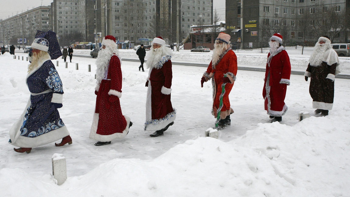 Các ông già Noel mặc trang phục sặc sỡ xếp hàng đi dọc thành phố Krasnoyarsk ở Siberia, một hoạt động nổi bật tại lễ hội chào đón năm mới ở Nga. (Ảnh: Ilya Naymushin)