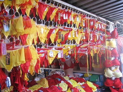 Sao Paulo, Brazil: Pháo hoa ngoạn mục, những bữa tiệc đường phố, nhảy nhót tưng bừng khắp nơi là đặc trưng của Sao Paolo. Nhưng điều đặc biệt nhất trong phong tục ở đây là mọi người mặc những chiếc quần nhỏ đầy màu sắc để cầu may. Họ tin rằng những chiếc quần màu đỏ và vàng mang lại tình yêu và tiền bạc trong năm mới. Những chiếc quần màu mè lòe loẹt này được bán đầy rẫy ở chợ và trên các đường phố.