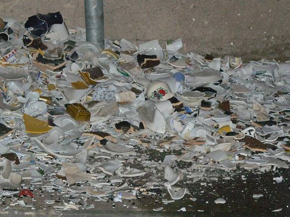  Copenhagen, Đan Mạch: Đập đồ sành sứ, nhảy từ ghế xuống đất là hai trong số những truyền thống đặc biệt ở Copenhagen. Người địa phương thường đứng trên ghế và đồng loạt nhảy xuống khi đồng hồ điểm 12h đêm, theo nghĩa đen là “nhảy” vào năm mới. Hành động này mang ý nghĩa xua đuổi ma quỷ còn sót lại của năm cũ. Việc đập vỡ chén đĩa cũ và các đồ sành sứ là để mang lại may mắn cho năm mới. Người ta thường đập chén đĩa trước cửa nhà hàng xóm, nhà nào càng có nhiều bát đĩa vỡ càng chứng tỏ được mọi người yêu quý. Trong đêm giao thừa ở đây, bạn sẽ phải thật cẩn thận để tránh các đống bát vỡ dọc đường đến bữa tiệc năm mới được tổ chức ở quảng trường Amalienborg.