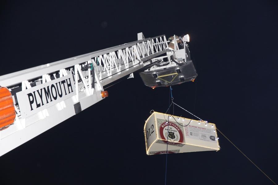 Plymouth, Wisconsin, Mỹ: Vào đêm giao thừa, người địa phương tổ chức lễ hội có tên gọi Big Cheese Drop để tôn vinh ngành công nghiệp sữa. Người ta sẽ làm một miếng phô mai Styrofoam khổng lồ được nặng hơn 36 kg, rồi dùng cần cẩu thả xuống từ độ cao 30 m vào lúc nửa đêm. Năm nay, sự kiện này được tổ chức miễn phí tại bãi đậu xe của tòa nhà Creamery, gần trung tâm nghệ thuật Plymouth với các hoạt động âm nhạc, trò chơi liên quan đến món phô mai.