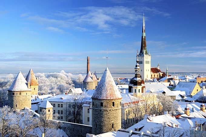 Tallinn, Estonia: Người dân ở đây chào đón năm mới bằng việc ăn, ăn và… ăn. Theo truyền thống, một người phải ăn 7 lần trong đêm giao thừa. Mỗi bữa ăn làm tăng thêm sức mạnh cho năm mới. Các món ăn bao gồm xúc xích, salad khoai tây, dưa chua sauerkraut, bánh hạnh nhân…