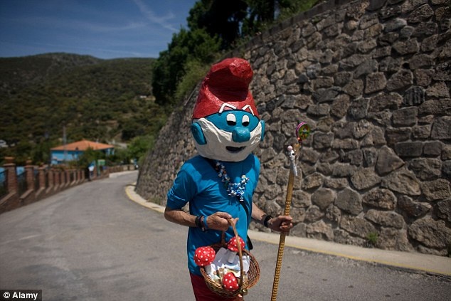 Một chú Smurf đi dạo trong làng.