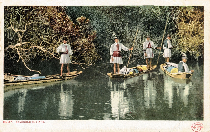 Một gia đình thổ dân da đỏ Seminole trên những chiếc thuyền độc mộc ở sông Miami, Florida.