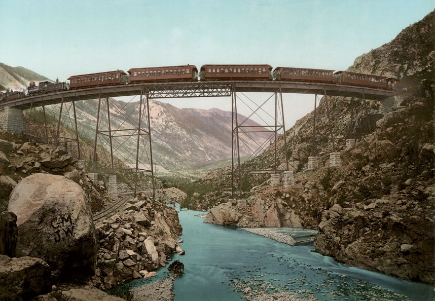 Đoàn tàu chạy trên chiếc cầu chênh vênh vắt qua con lạch ở Georgetown Loop, Colorado.