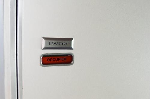 Sự cố toilet của hãng Virgin Australia: Chuyến bay của hãng hàng không Virgin Australia từ Los Angeles đi Sydney đã phải quay đầu sau khi nước từ toilet tràn ra sàn máy bay. Các du khách cho rằng toilet bị hỏng và chất thải tràn ra ngoài, nhưng hãng Virgin đính chính là bồn rửa bị rò và không hề có chất thải chảy ra ngoài.