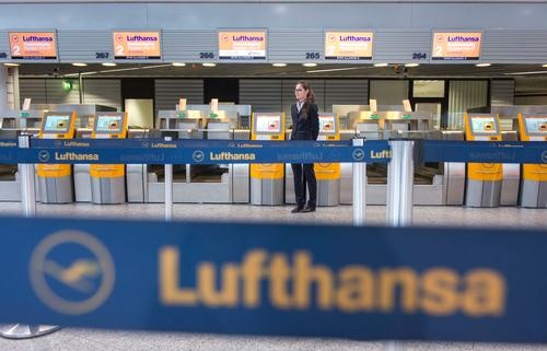 Phi công hãng Lufthansa đình công: Hãng Lufthansa vừa phải đối mặt với hàng loạt cuộc đình công sau các chính sách tiết kiệm thắt chặt chi tiêu. Lufthansa có kế hoạch nâng độ tuổi cho phép phi công về hưu non từ 55 tuổi lên 60 tuổi, trong khi vẫn được hưởng 60% thu nhập cho tới độ tuổi về hưu theo luật định là 65 tuổi. Liên đoàn các phi công phản đối kế hoạch này và yêu cầu tiếp tục áp dụng chế độ hiện hành. Cuộc đình công đã khiến Lufthansa phải hủy hàng trăm chuyến bay, làm hỏng kế hoạch du lịch của hàng chục nghìn người trên toàn thế giới.