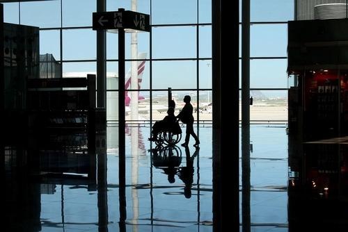 Bà lão mất tích ở sân bay: Một bà lão 85 tuổi ốm yếu dự định bay từ Neward đến Denver trên chuyến bay của hãng hàng không Southwest Airlines bị nhỡ chuyến bay, làm mọi người tá hỏa vì nghĩ bà bị mất tích. Nguyên nhân của sự việc là do nhóm vận chuyển của sân bay đưa bà đến cổng ra máy bay bằng xe lăn, nhưng lại không báo cho nhân viên ở cổng là bà đã ở đó. Tuy nhiên, các nhân viên vận chuyển này là người của sân bay chứ không phải của hãng Southwest, vì vậy hãng không phải nhận trách nhiệm, song các nhân viên của hãng đã giải quyết vụ việc này.