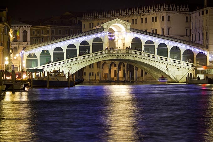 Cầu Riatto lộng lẫy đèn tại Venice, Italy.