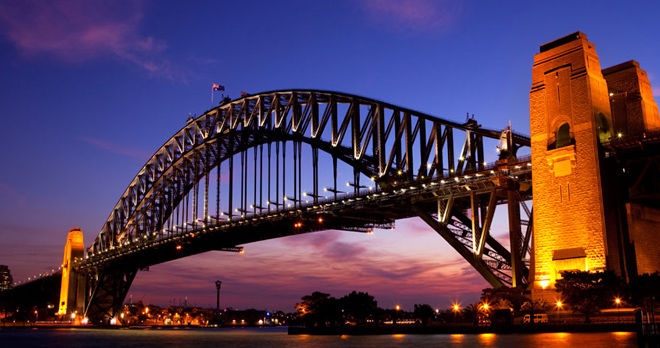 Cây cầu rộng nhất thế giới – cầu Harbour (Australia): Đây là cây cầu bằng thép dạng vòm rộng nhất thế giới. Cầu rộng xấp xỉ 49 m, gồm 2 đường xe lửa, 8 làn đường ô tô, một làn đường dành riêng cho xe đạp và một làn đường cho người đi bộ. Một trong những điểm thu hút du khách là điểm ngắm cảnh phía đông nam trên cầu, với một quán cà phê, một bảo tàng về người thổ dân Australia, cũng là nơi chiêm ngưỡng và chụp những cảnh đẹp ngoạn mục của nhà hát con sò và bến cảnh Circular Quay.