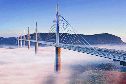 Cây cầu cao nhất thế giới – cầu Millau Viaduct (Pháp): Cầu cao 343 m với đỉnh cao nhất của cột trụ là 245 m. Cầu là một phần của trục giao thông đường bộ A75-A71 từ Paris đến Béziers. Đây là một kì quan về thiết kế và kiến trúc, được khánh thành vào năm 2004 sau 17 năm từ việc hình thành ý tưởng, đề xuất và thiết kế.