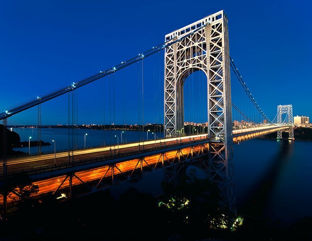 Cầu có mật độ giao thông cao nhất thế giới – cầu George Washington (New York): Đây là một trong những cây cầu “bận rộn” nhất thế giới. Cầu nối New Jersey và Manhattan, vắt qua sông Hudson. Cầu có 14 làn đường, “cõng” gần 102 triệu các loại xe mỗi năm.