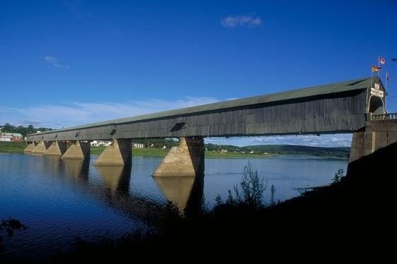 Cầu có mái che dài nhất thế giới – cầu Hartland Covered, New Brunswick (Canada): Cầu dài 391 m, bắt qua sông St. John, nối hai bờ Somerville vàHartland.  