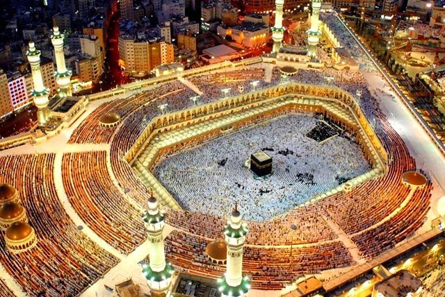 Đây là nơi đầu tiên được xây dựng cho các tín đồ Allah cầu nguyện, được mở vào năm 638 sau công nguyên. Al Haram là thánh đường rộng nhất và lâu đời nhất thế giới. Cấu trúc hiện tại của thánh đường có diện tích 356.800 m2, bao gồm các không gian cầu nguyện ngoài trời và trong nhà, có thể chứa đến 4 triệu tín đồ trong thời gian Hajj, một trong những cuộc tụ họp lớn nhất hàng năm của người Hồi giáo trên thế giới. 