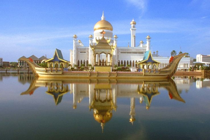 Thánh đường Sultan Omar Ali Saifuddin, Brunei: Thánh đường hoàng gia Brunei nằm tại Bandar Seri Begawan, thủ phủ của vương quốc Hồi giáo Brunei. Đây được coi là một trong những thánh đường đẹp nhất châu Á Thái Bình Dương, và là địa điểm hút khách chính ở Brunei. Thánh đường được xây dựng năm 1958, kết hợp kiến trúc thời Phục hưng và phong cách Ấn Độ Mughal cùng kiến trúc Hồi giáo truyền thống. 