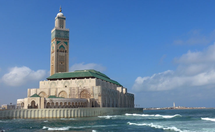 4. Thánh đường Hassan II Mosque - Casablanca, Morocco: Đây là thánh đường lớn thứ 7 trên thế giới. Ngọn tháp (minara) của thánh đường cao nhất thế giới trong số các ngọn tháp nhà thờ Hồi giáo với chiều cao 210 m. Tháp bao gồm 60 tầng, với đèn laser ở đỉnh, chiếu về hướng thánh địa Mecca. 