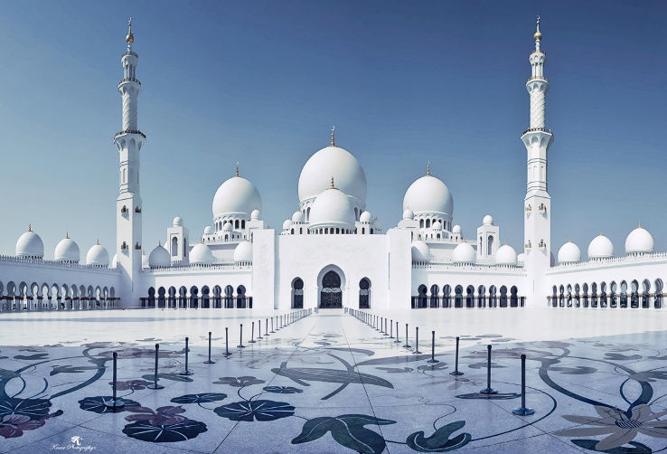 6. Đại thánh đường Sheikh Zayed, Abu Dhabi: Đây là thánh đường lớn thứ 3 thế giới, diện tích tổng thể hơn 22.000m2, với 4 cổng ra vào, có độ cao 11 m so với mặt biển và 9,5 m so với đường phố, vì vậy có thể được nhìn thấy từ mọi hướng. 