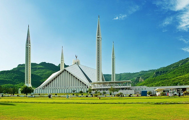 7. Thánh đường Faisal Islamabad – Pakistan: Thánh đường lớn nhất Nam Á và lớn thứ 4 thế giới. 
