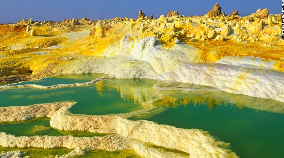 Núi lửa Dallol, Ethiopia: Nằm ở vị trí thấp hơn so với mực nước biển khoảng 130 m, Dallol là núi lửa trên cạn thấp nhất thế giới, nằm ở phần đất lún Danakil, được hình thành trong quá trình phun trào của núi lửa năm 1926. Cả một vùng phủ một màu đỏ sẫm, pha lẫn màu xanh lá, vàng và trắng của muối, các ao nước và dòng suối khoáng nóng. Bản phối màu đa sắc này là kết quả của hợp chất muối kali tạo màu bằng sunfua và clodua và oxit.