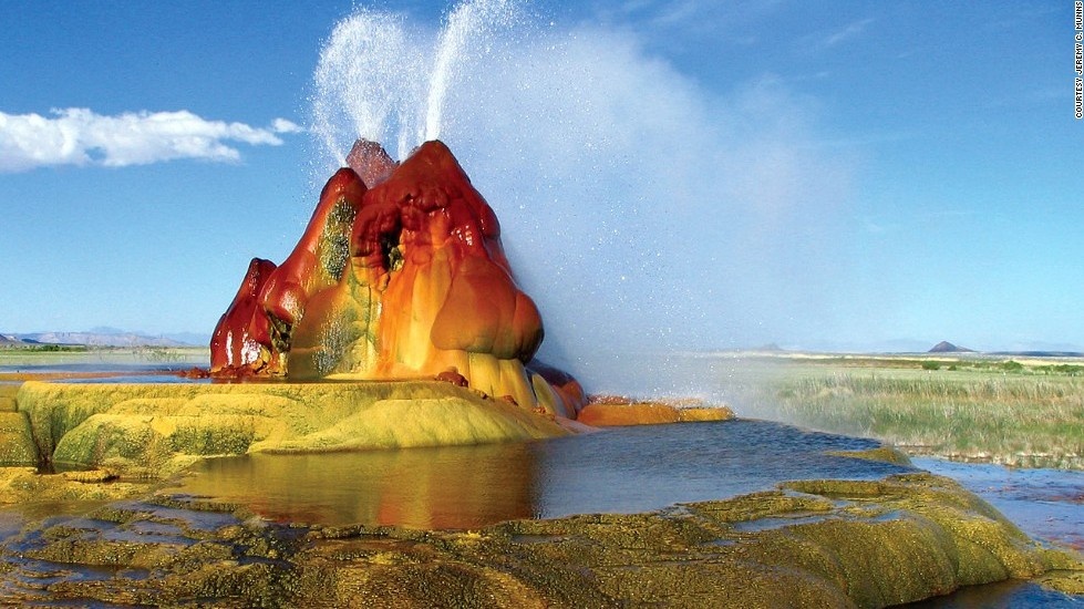 Mạch nước phun Fly Geyser, Nevada, Mỹ: Mạch nước mang những màu sắc sống động được tạo thành bởi các khoáng chất, tảo biển và cyanobacteriae có màu xanh lá cây và xanh da trời. Mạch nước Fly Geyser có cột nước cao tới 1,5m tính từ mặt giếng. Đây là sở hữu của một trang trại tư nhân ở hạt Washoe. Năm 1916, chủ trang trại khoan một cái giếng trên sa mạc và khoan trúng một túi địa nhiệt nước, đó là nguyên nhân tạo ra mạch nước phun tuyệt đẹp này.