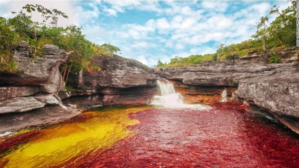 Sông Caño Cristales, Colombia: Dòng sông dài 100 km này còn có biệt danh là “Cầu vồng nước”, “sông Ngũ Sắc”, đặc biệt rực rỡ nhất từ tháng 7 đến tháng 11. Nguyên nhân của hiện tượng này là do một loài thực vật đặc hữu có tên gọi macarenia clavigera. Macarenia clavigera sẽ biến đổi màu sắc khác nhau tùy thuộc vào mực nước và ánh sáng chiếu vào.