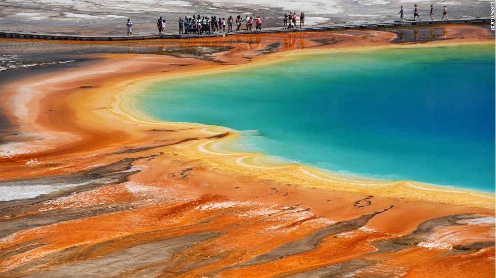 Hồ nước nóng Grand Prismatic, công viên quốc gia Yellowstone, Wyoming , Mỹ: Đây là hồ nước nóng lớn nhất ở Yellowstone, với chiều rộng 90 m và chiều sâu 50 m. Làn nước xanh trong hồ vô cùng tinh khiết. Các hợp chất lưu huỳnh, oxit sắt, các vi sinh vật chịu nhiệt có màu nâu, vàng, xanh lá, xanh dương  cộng sinh tạo nên các gam màu sống động cho hồ nước nóng khổng lồ này.