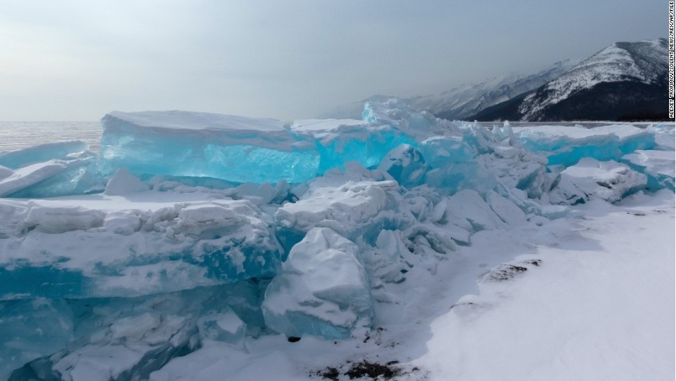 Hồ băng Baikal, Siberia, Nga: Với độ sâu tối đa tới hơn 1.600 m, hồ Baikal là hồ sâu nhất thế giới. Trữ lượng nước khi không đóng băng của hồ chiếm đến 20% lượng nước ngọt trên toàn thế giới. Hồ mang một vẻ đẹp kỳ ảo khi bị đóng băng với màu xanh ngọc tuyệt đẹp.