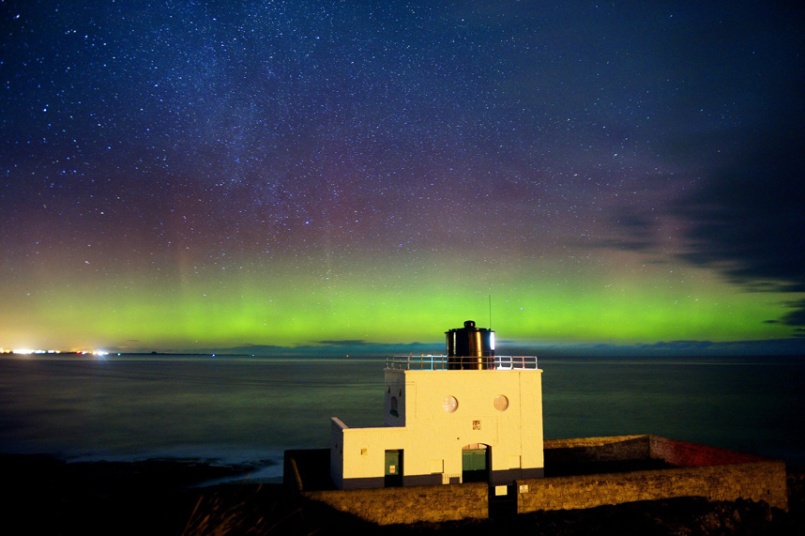Hình ảnh bắc cực quang nhìn từ ngọn hải đăng Bamburgh ở Northumberland. Ảnh: PA