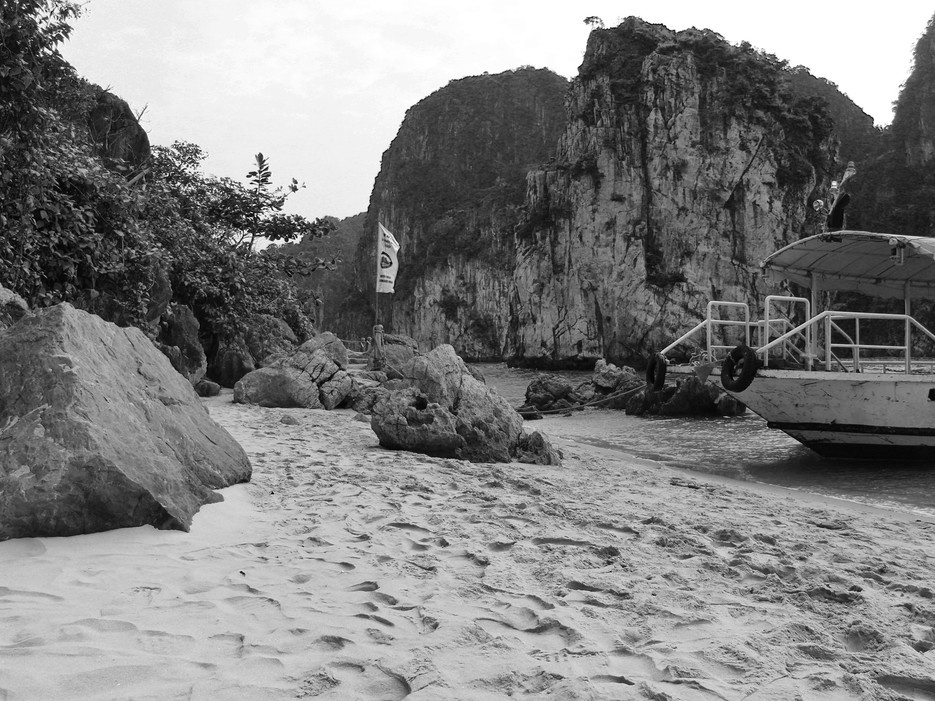 Ghé thăm một bãi biển tư nhân dành riêng cho khách của Dragon’s Pearl. Đây là một hòn đảo nhỏ với bãi biển cát trắng. Hãy mượn một chiếc chăn len và nằm ngắm núi đá vôi với nhiều hình thù khác nhau.