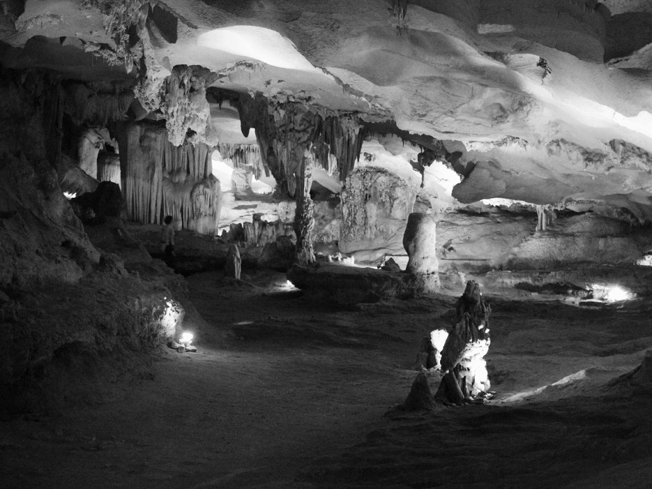 Ngắm những cột thạch nhũ, măng đá rủ xuống trong lòng động, cùng bàn tiệc với những món hải sản Việt Nam bày trên bàn đá giữa động, dưới vòm động cao vút.