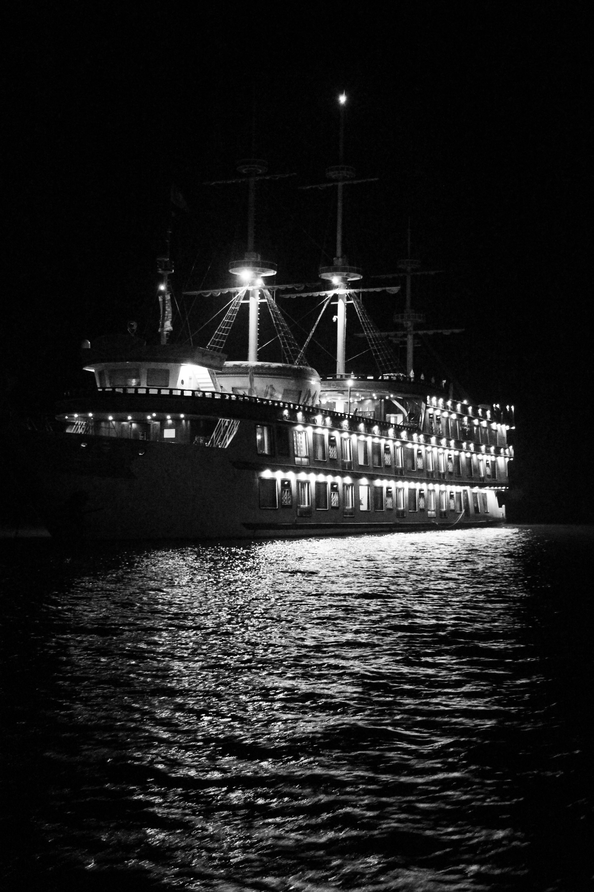 Quay lại tàu sau bữa tối, lên khoang trên cùng ngắm vòm trời đêm.