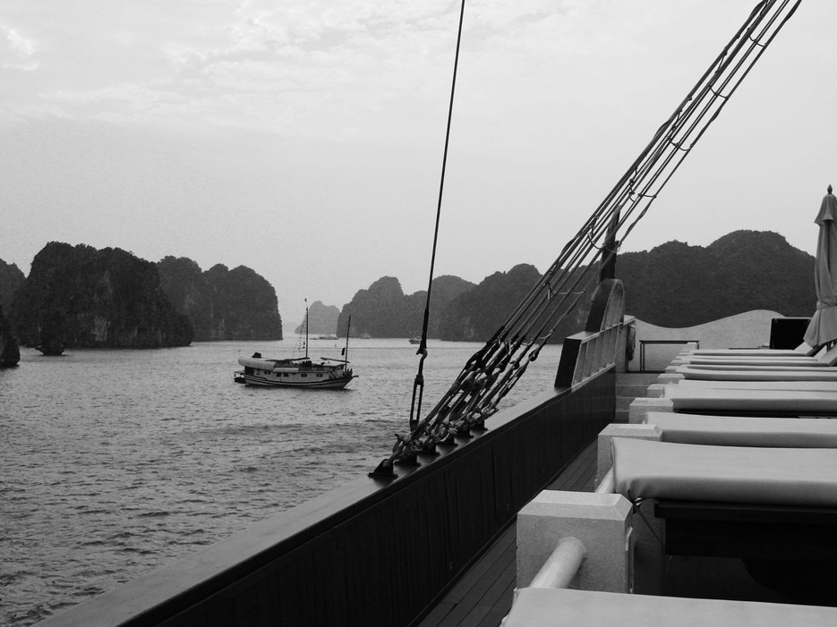 Nhâm nhi một tách cà phê, chào tạm biệt Hạ Long từ khoang tàu. Vịnh Hạ Long thường hấp dẫn du khách vào mùa hè ấm áp, nhưng lại trở nên rất lãng mạn, yên lặng và tĩnh tại khi mùa đông về.