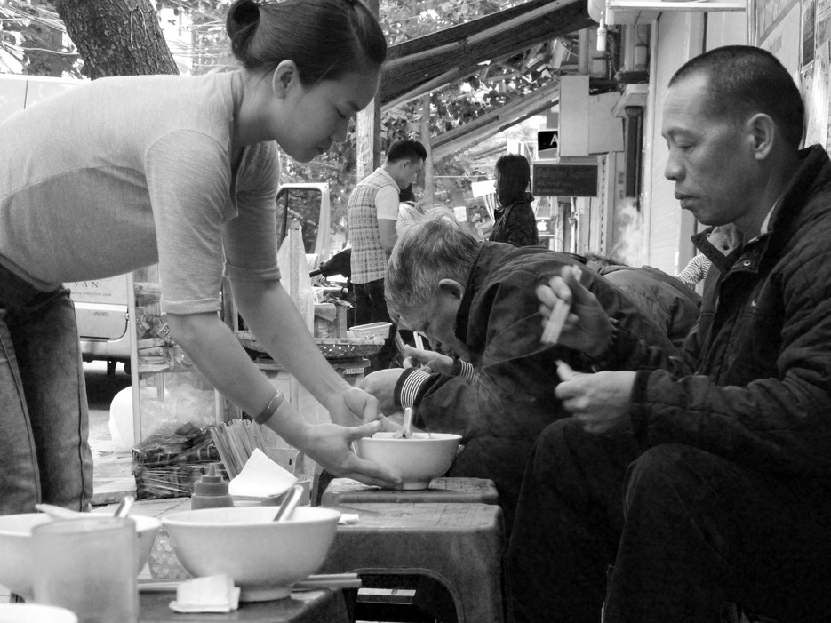 Thức dậy vào buổi sáng ở thủ đô Hà Nội náo nhiệt, ra phố cùng những người công nhân đủng đỉnh ăn sáng uống cà phê, ngồi xuống bên cạnh những ông già tóc bạc, thưởng thức không khí buổi sáng và xì xụp một bát phở gà nghi ngút khói.