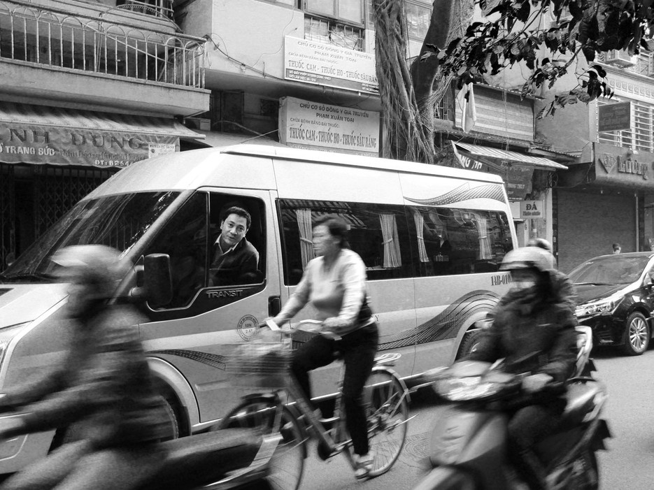 Một chuyến xe sang trọng sẽ đưa bạn đến Hạ Long sau 4 giờ đồng hồ. Hãy tỉnh táo trong những phút đầu tiên khi xe chạy qua vùng đồng bằng sông Hồng, qua cầu Long Biên nổi tiếng xây từ thời Pháp thuộc năm 1899.