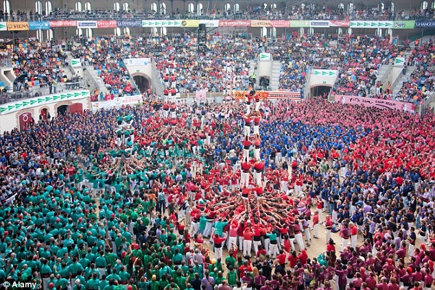 “Tháp người” – hoạt động phổ biến trong các lễ hội ở các thị trấn thuộc Catalonian, Tây Ban Nha. Người nọ đứng lên vai người kia để tạo thành một ngọn tháp từ 6 – 10 tầng.