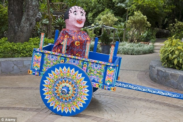 NTruyền thống sơn xe bò thật đẹp để chở hạt cà phê từ Costa Rica qua những dãy núi đến Puntarenas ở Thái Bình Dương. Mỗi chuyến xe như thế này mất đến 15 ngày để hoàn thành.