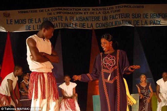 “ Yêu đùa” là truyền thống ở một số dân tộc thiểu số tại Nigeria, dưới hình thức 2 người từ 2 cộng đồng khác nhau cùng trêu đùa, châm chọc nhau, và giải quyết xung đột một cách hòa bình. Một số cộng đồng ở đây có những thỏa thuận lâu đời, cấm xung đột hay chiến tranh, các thành viên phải yêu thương, hỗ trợ nhau khi cần, và “yêu đùa” là một biểu hiện của truyền thống đó. Kiểu “yêu đùa” này được thực hiện ở rất nhiều các sự kiện của cộng đồng.